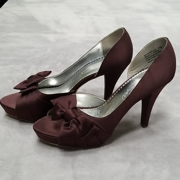 Open Toe Heels with bow. David's Bridal - Picture 2 of 8